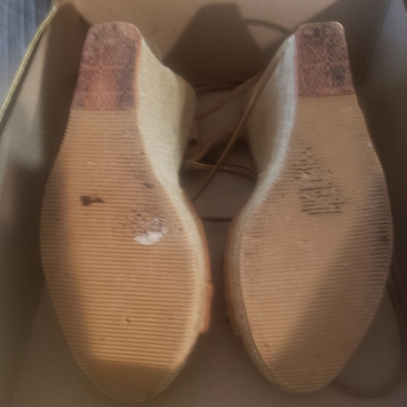 Super hot for 2025!! Tan leather lace up wedges - Picture 5 of 5